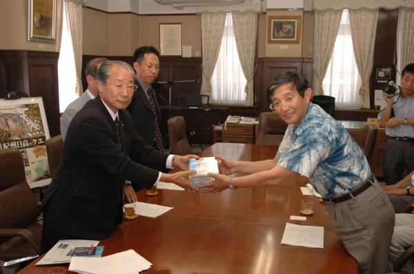 仁坂和歌山県知事にＣＤ完成報告